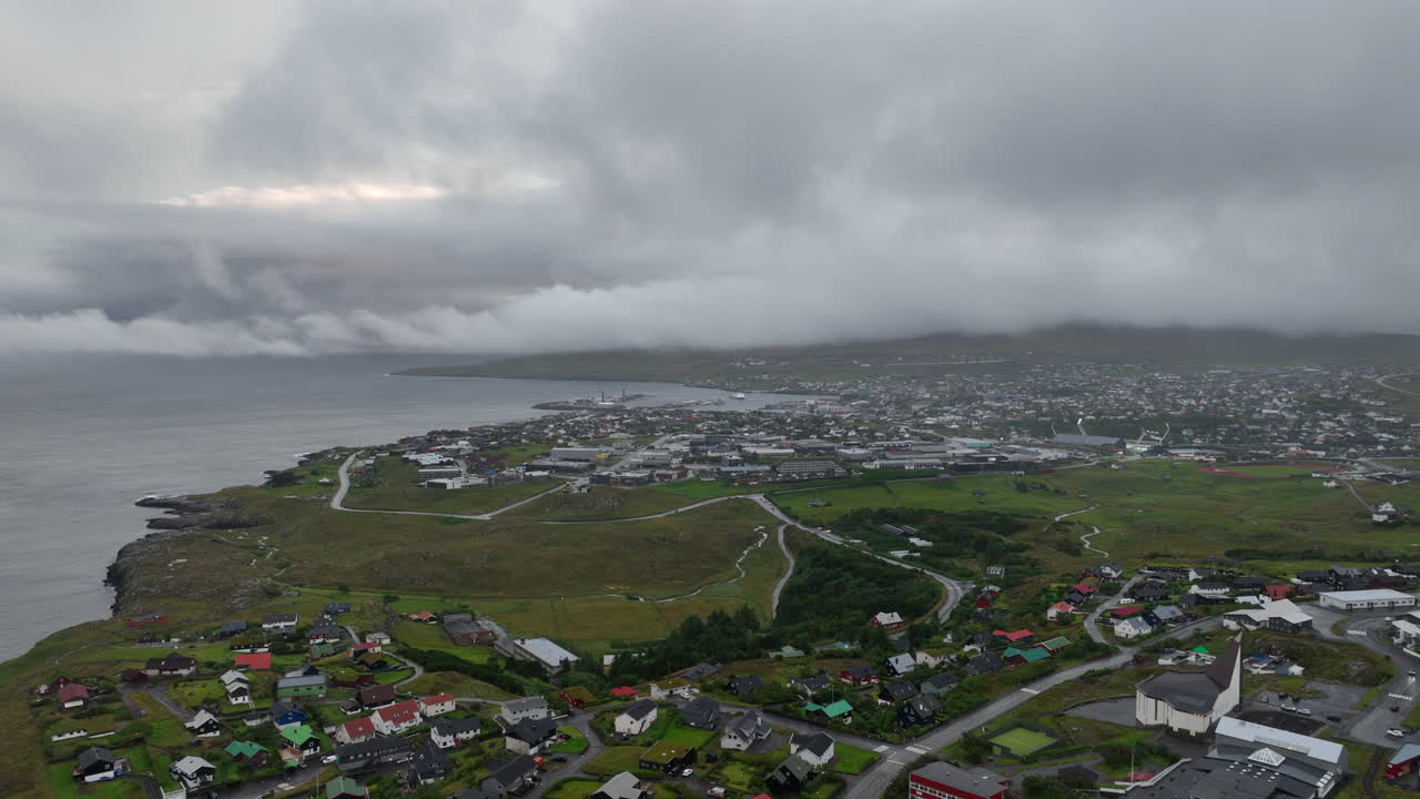토르샤븐 시 (torshavn city) 의 광각 항공 사진 페로 제도 회색, 구름이 많은 날