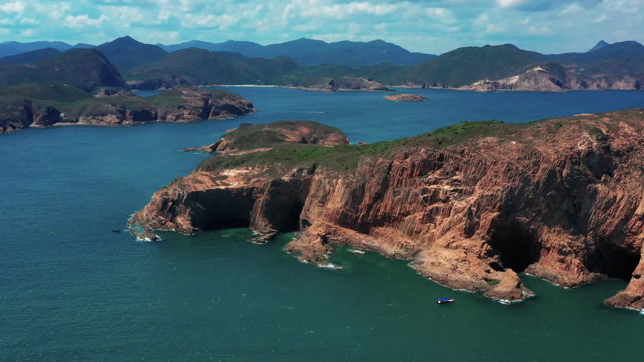 아름다운 바다와 극적인 높은 절벽의 경치 좋은 공중 평면도