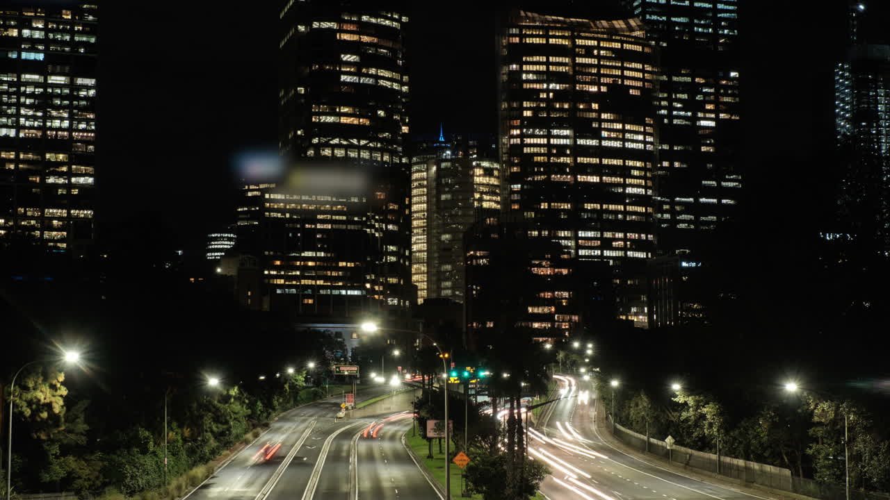 뉴사우스웨일즈 밤에 왕립 식물원 근처의 시드니 스카이라인과 고속도로의 시간경과