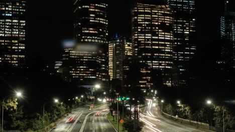 lapso de tiempo del horizonte y la autopista de sydney cerca del jardín botánico real durante la noche, nueva gales del sur