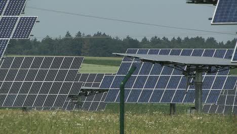 Mittlerer-Schuss-Von-Sonnenfeld-Oder-Sonnenkollektoren-In-Der-Nähe-Von-Nassenfels,-Deutschland-1