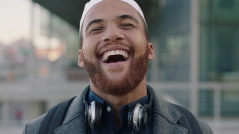 Nahaufnahme-Eines-Porträts-Eines-Muslimischen-Geschäftsmannes,-Der-Einen-Jungen,-Glücklichen-Geschäftsinhaber-Lacht