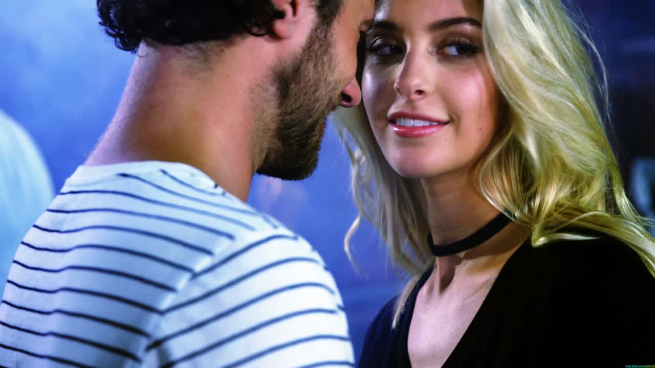 pareja bailando en un concierto 4k