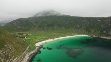 amplias imágenes aéreas reveladoras de la playa de vik y hauklandstranda, noruega, la costa filmada por un avión no tripulado con agua azul turquesa