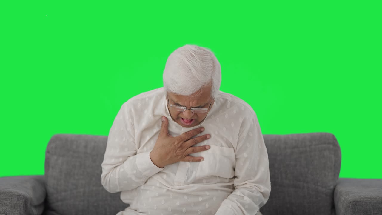 Anziano indiano malato con raffreddore e tosse Green screen