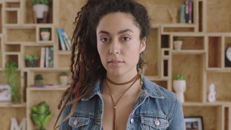retrato de una hermosa joven elegante mujer de raza mixta que parece pensativa y reflexiva con chaqueta de denim