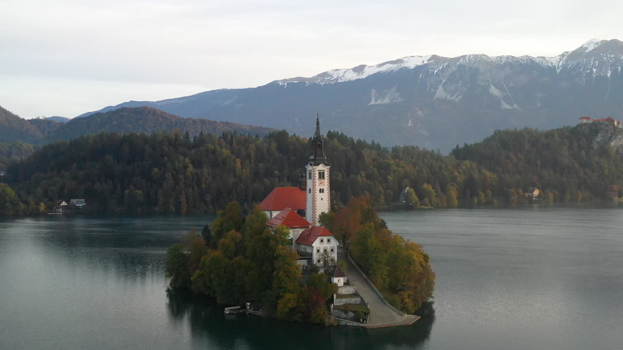 Ripresa aerea con drone che ruota rivelando il Santuario dell'Assunzione di Maria, Slovenia.