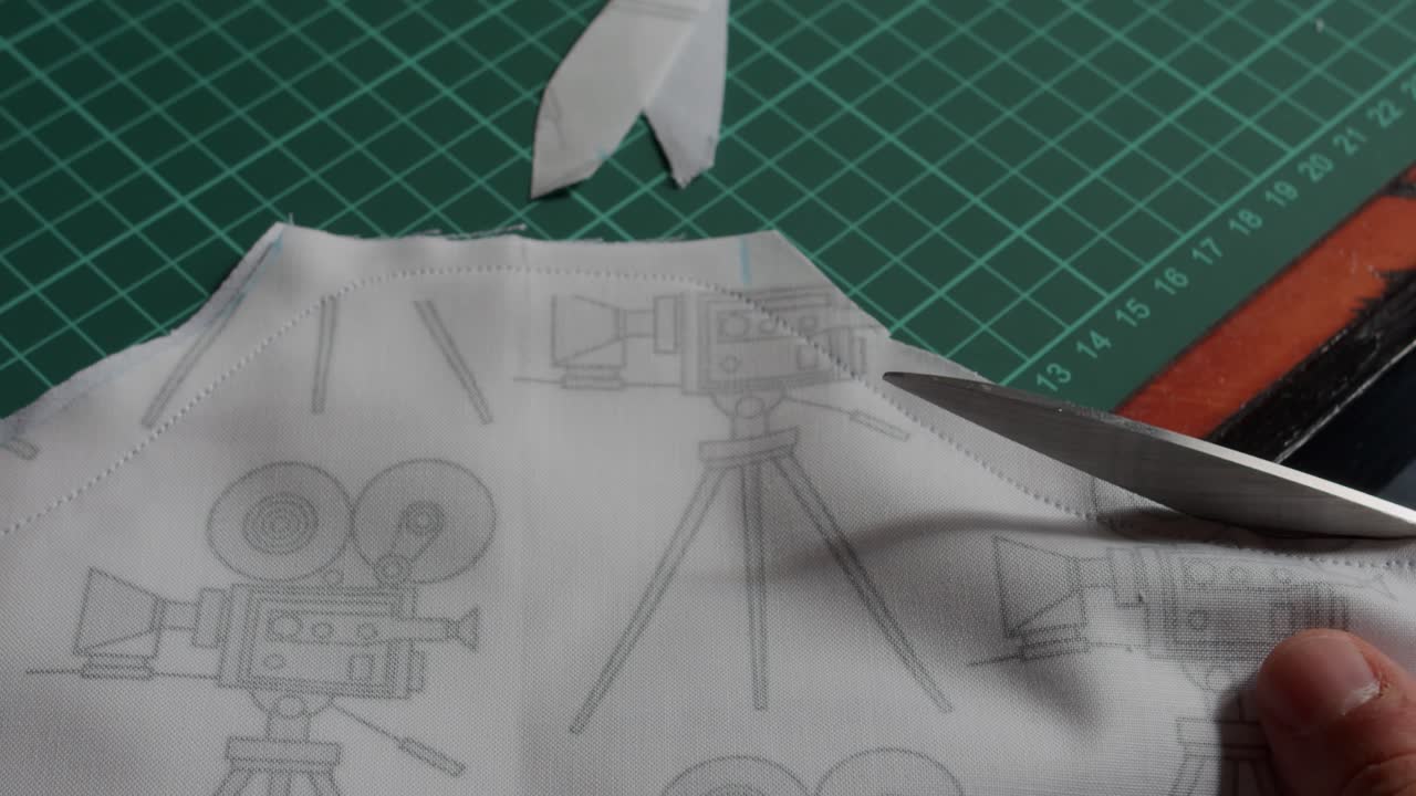 천의 재봉된 가장자리 주변 절단