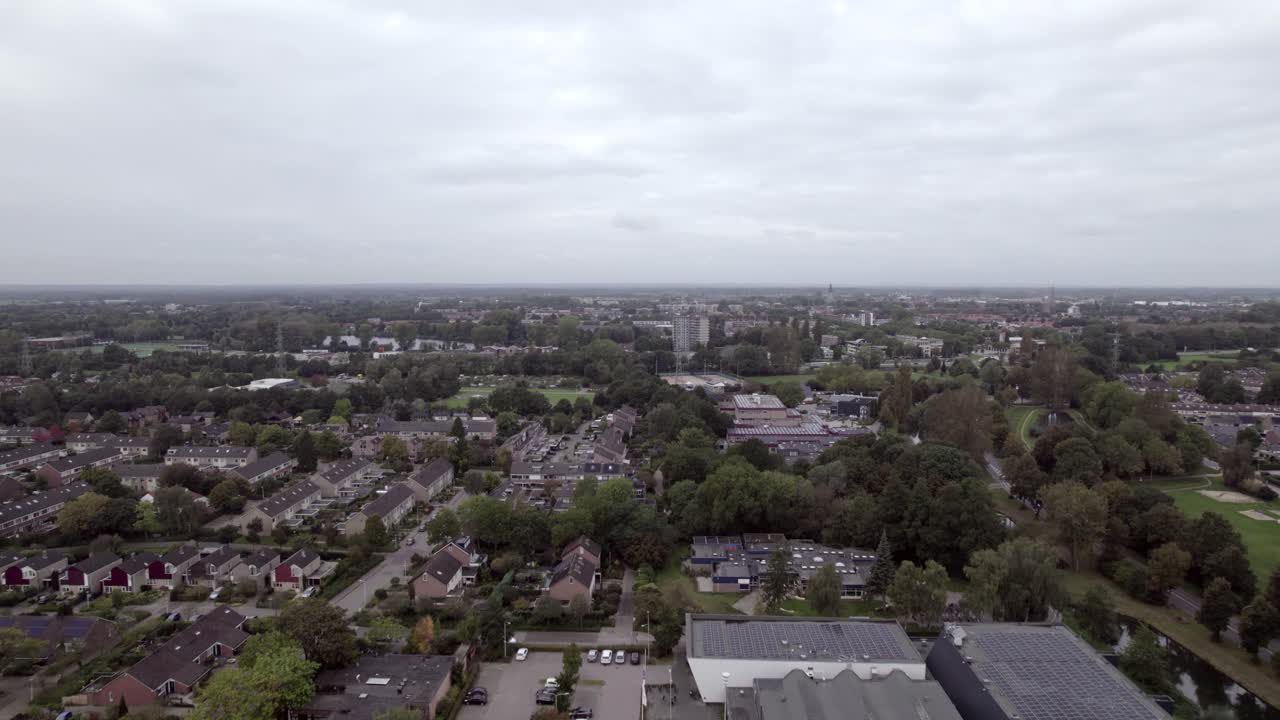 vista aérea nublada de un barrio residencial en los suburbios de zutphen, países bajos