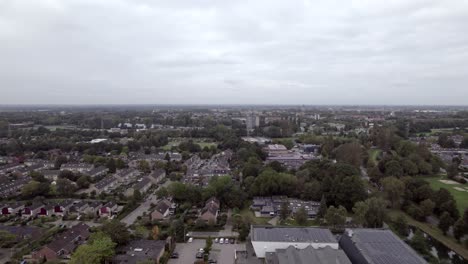 Bewölkter-Luftblick-Auf-Ein-Wohnviertel-In-Einem-Vorort-Von-Zutphen,-Niederlande