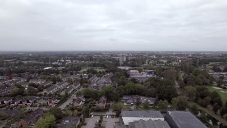 vista aérea nublada de un barrio residencial en los suburbios de zutphen, países bajos