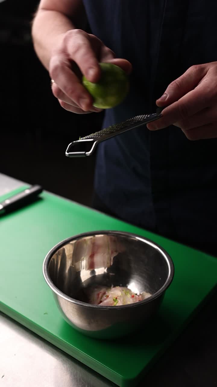 chef zesting limón sobre el pescado