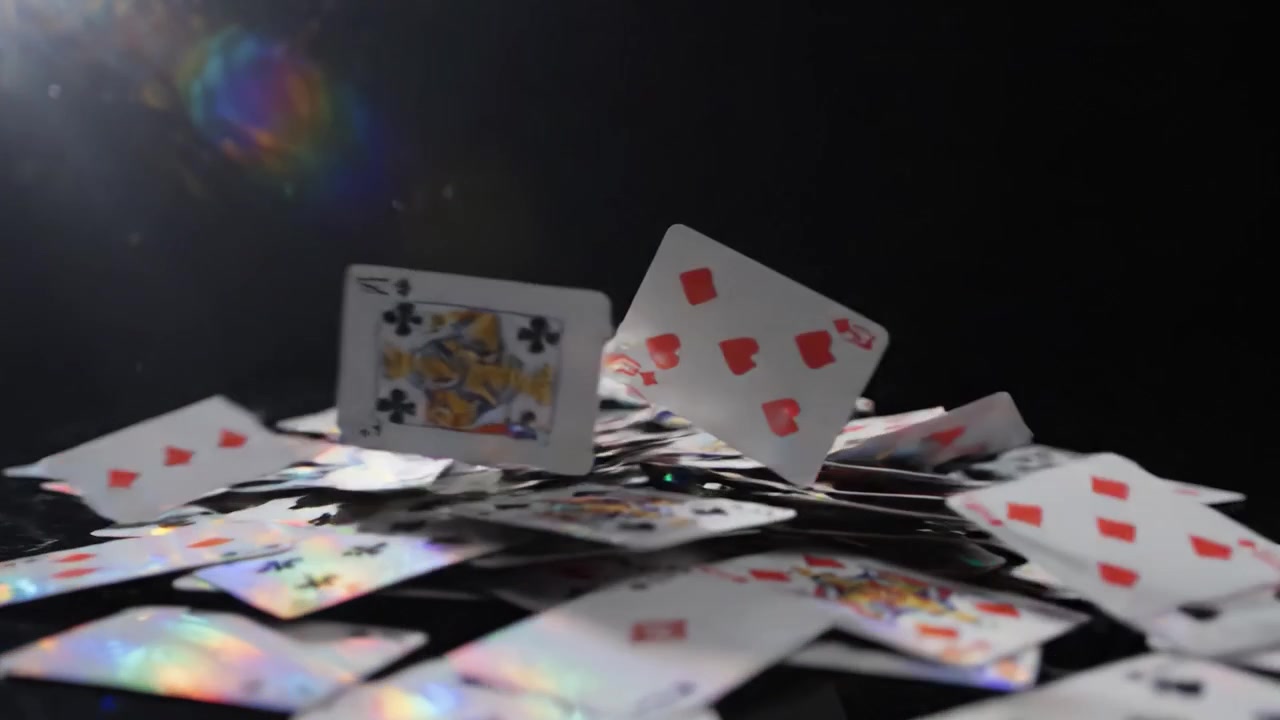 Захватывающая последовательность игральных карт в движении, демонстрирующая драматический переход от парящих карт к хаотичной стопке на темном фоне.