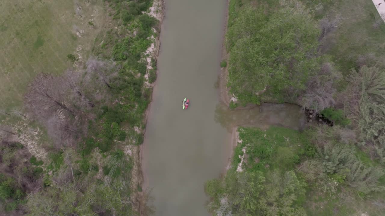 이 비디오는 텍사스주 휴스턴에 있는 버팔로 바유의 공중파에 관한 것입니다.