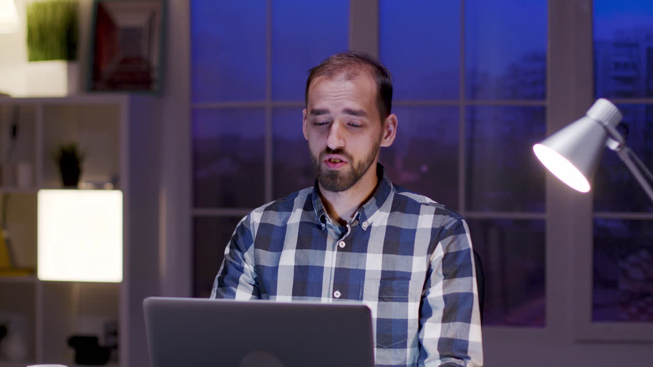 hombre trabajando en la computadora portátil por la noche