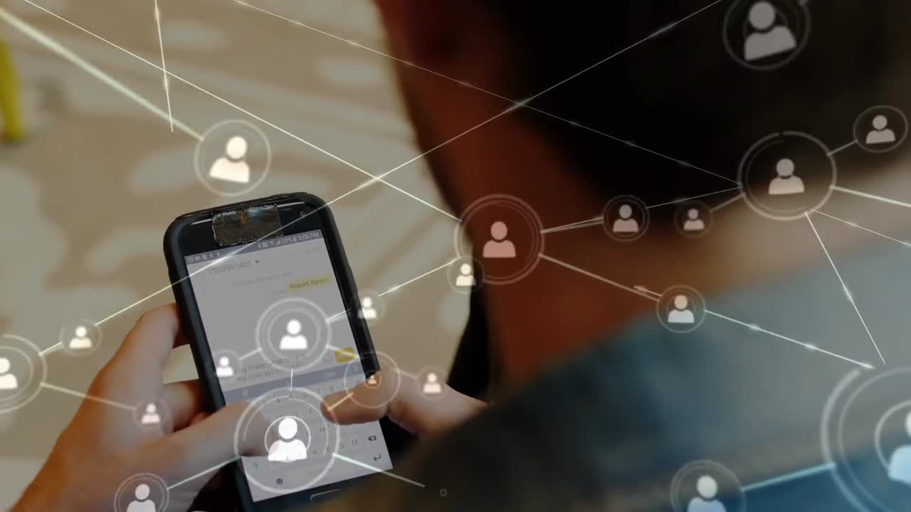 animación de una red de iconos de perfil contra la vista trasera de un hombre usando un teléfono inteligente.