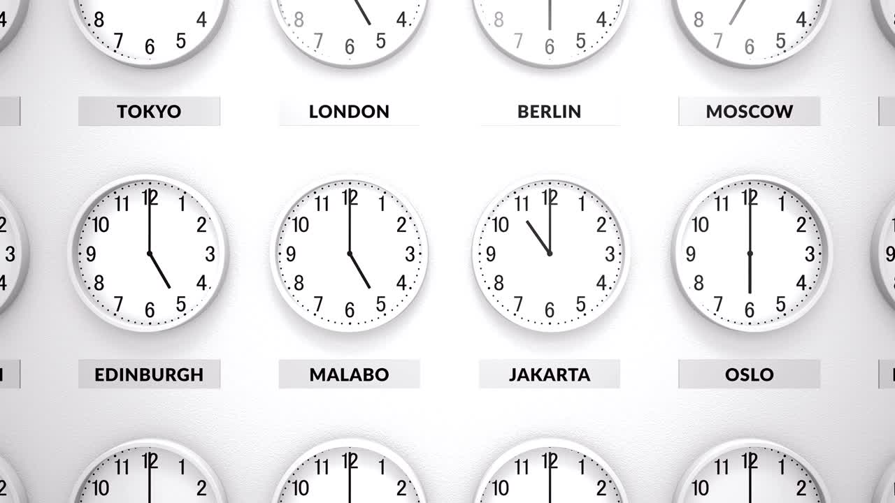 relojes redondos con cuerpo blanco muestran diferentes zonas horarias en la pared blanca.