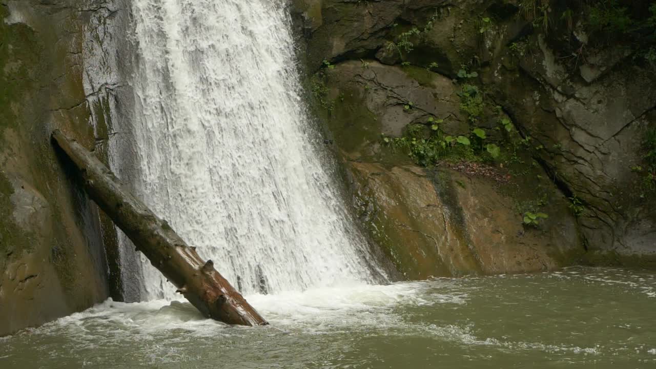 maravillosa cascada de pruncea capturada en cámara lenta, full hd