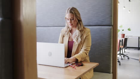 Retrato-De-Una-Feliz-Mujer-De-Negocios-Casual-Caucásica-De-Talla-Grande-Usando-Una-Computadora-Portátil-En-El-Salón-De-La-Oficina