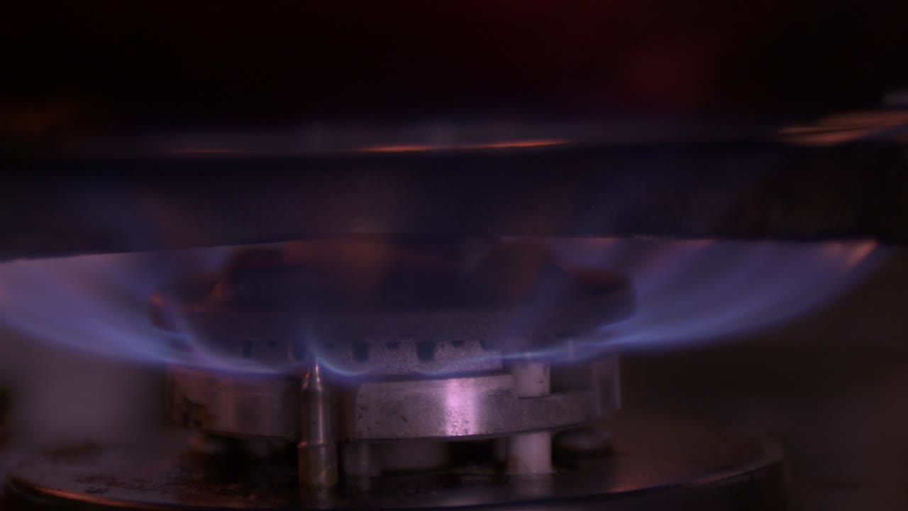 가스 스토브에서 불, 아름다운 불꽃