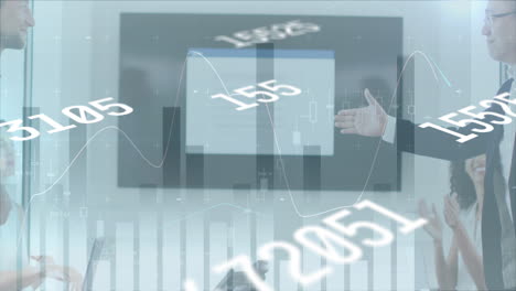 procesamiento de datos financieros y cambios de números contra dos hombres de negocios que se dan la mano en la oficina