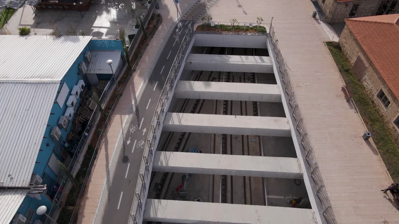 vista superior del avión no tripulado de la estación de metro de elifelet y el carril bici en tel aviv