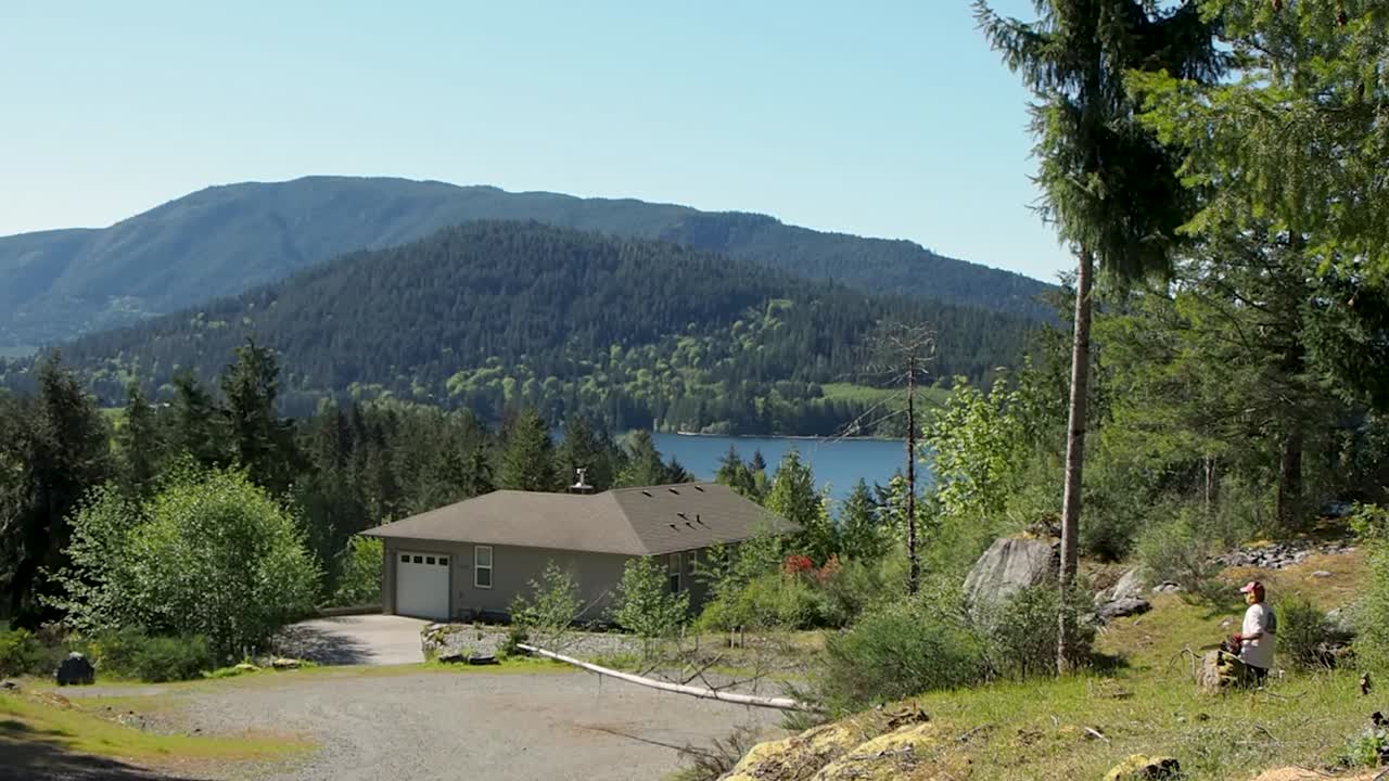 分譲地のワイドショットで小さな木が倒れる男性