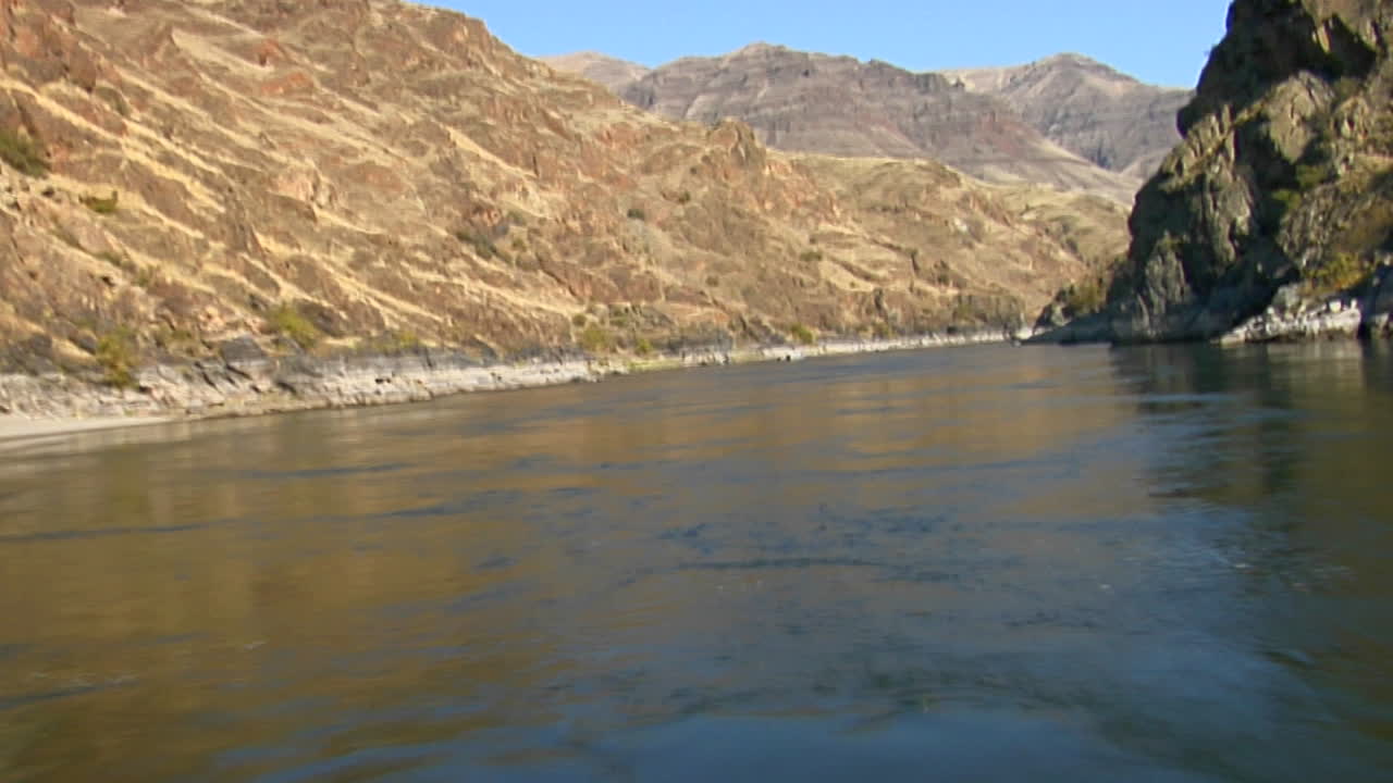 제트 보트가 아이다호의 스네이크 강을 따라 이동합니다.