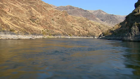 Ein-Jetboot-Fährt-Den-Snake-River-In-Idaho-Hinauf