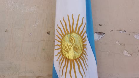 Nahaufnahme-Der-Argentinischen-Nationalflagge-Mit-Goldener-Sonne-Am-Mast-Einer-öffentlichen-Schule