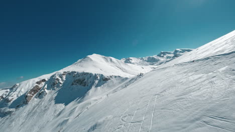 Nubes-Esponjosas-Se-Mueven-Lentamente-A-Través-De-Un-Cielo-Azul-En-Este-Tranquilo-Timelapse