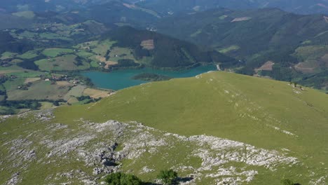 Vista-Aérea-De-Drones-De-La-Revelación-De-Un-Lago-En-La-Cima-De-Una-Montaña-En-El-País-Vasco