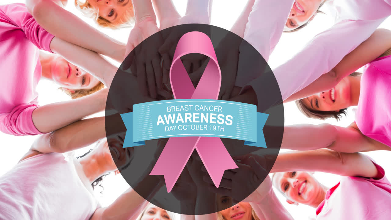 анимация логотипа розовой ленты с текстом рака молочной железы над разнообразной группой улыбающихся женщин