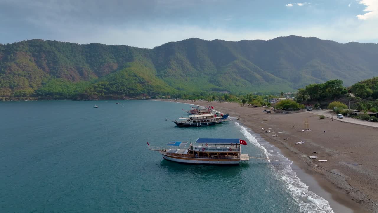 costa turca con barcos y playa