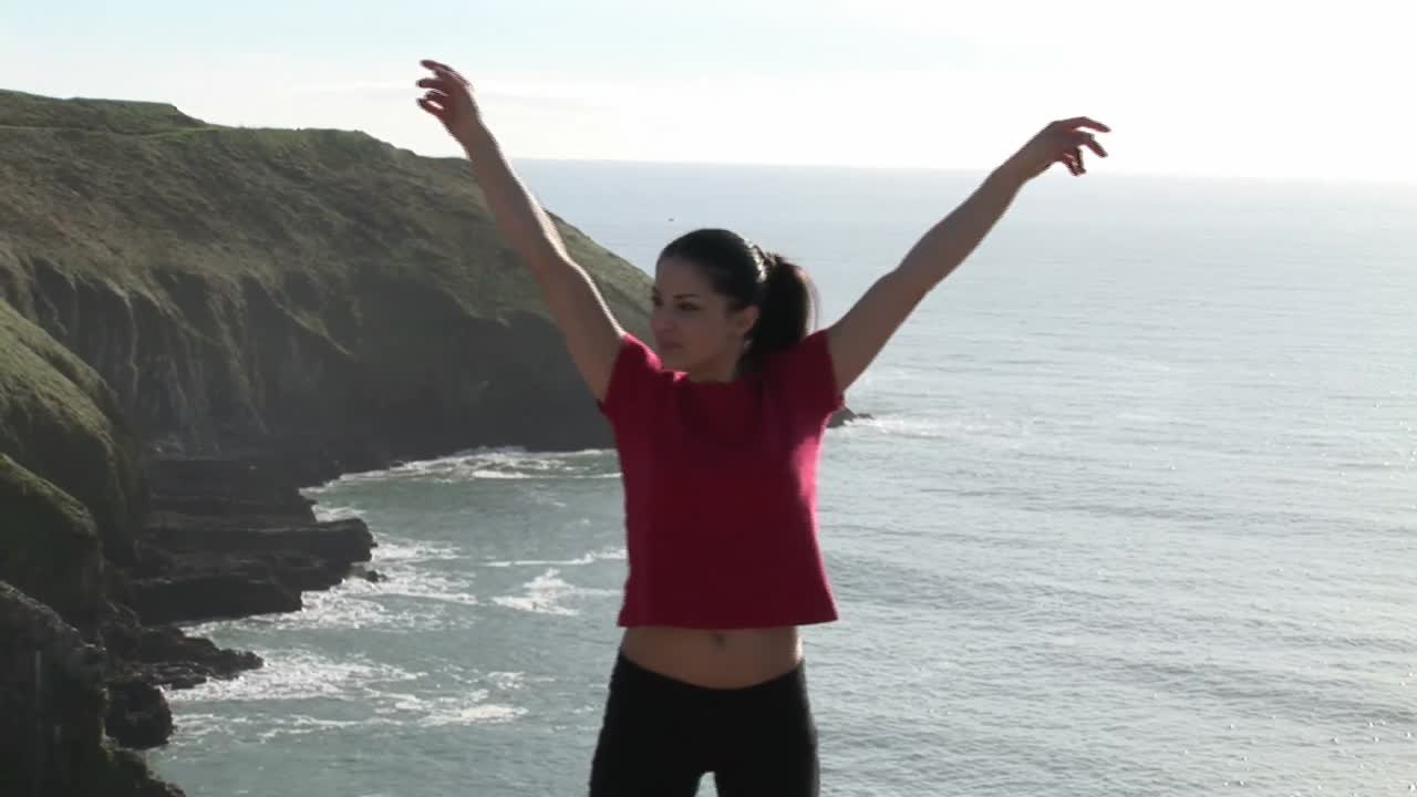 mujer expresando vitalidad