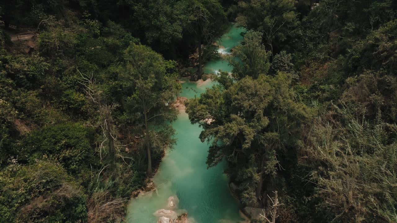 Piscine naturali circondate dalla giungla presso le Cascate El Chiflon in Chiapas, Messico.