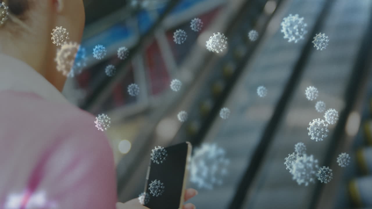 video compuesto digital de células de covid-19 que se mueven contra la mujer usando un teléfono inteligente en el fondo