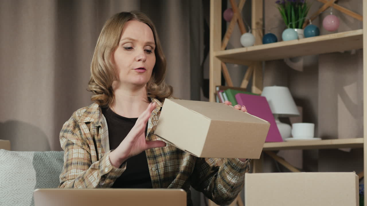 una bloguera revela su producto a la cámara de una computadora portátil