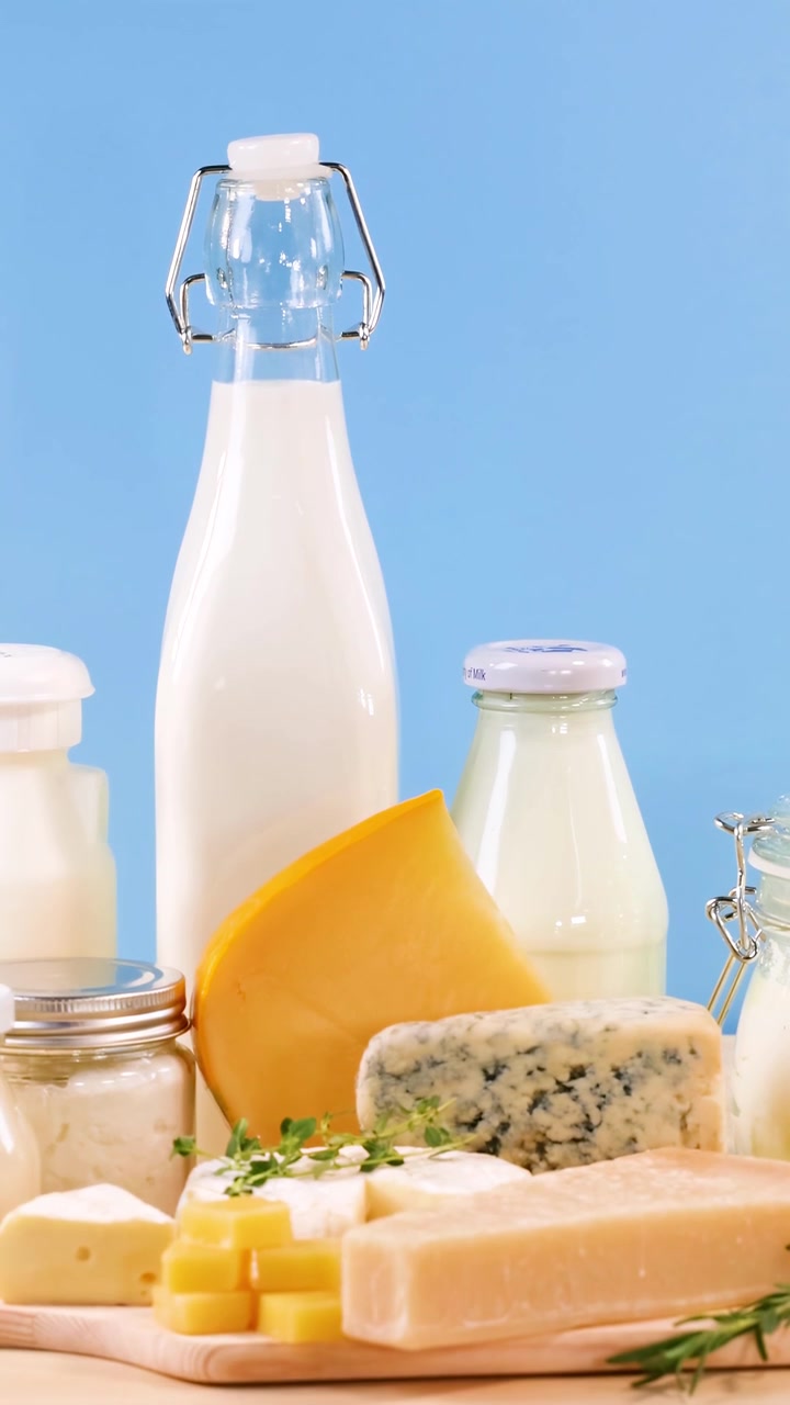 Assortiment de produits laitiers et de fromages variés sur une planche en bois