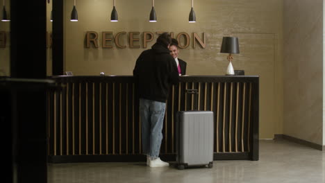 Joven-Registrándose-En-El-Hotel