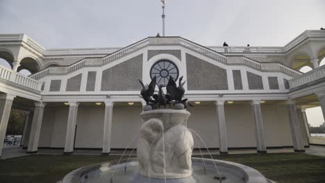 edificio clásico con fuente y pájaros