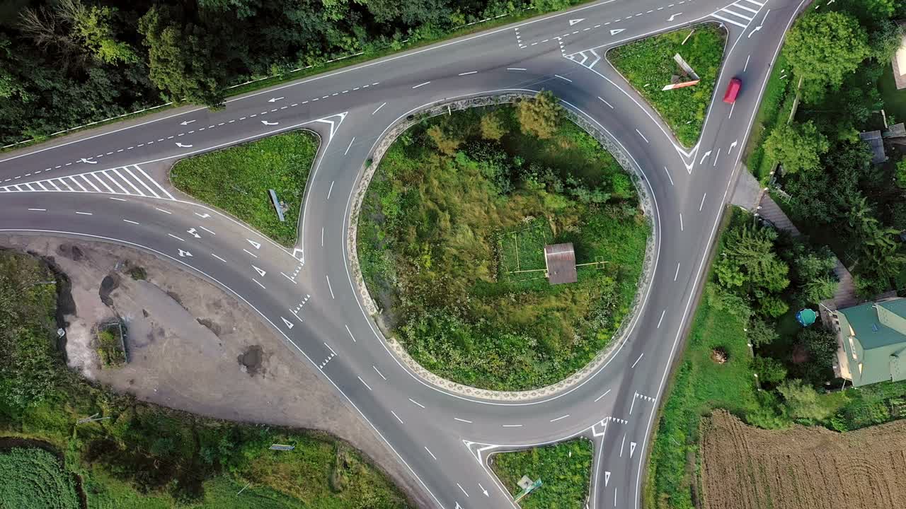 el tráfico de automóviles y camiones en la carretera de circunvalación es una vista aérea de arriba.