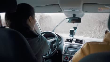 mujer conduciendo un coche en invierno