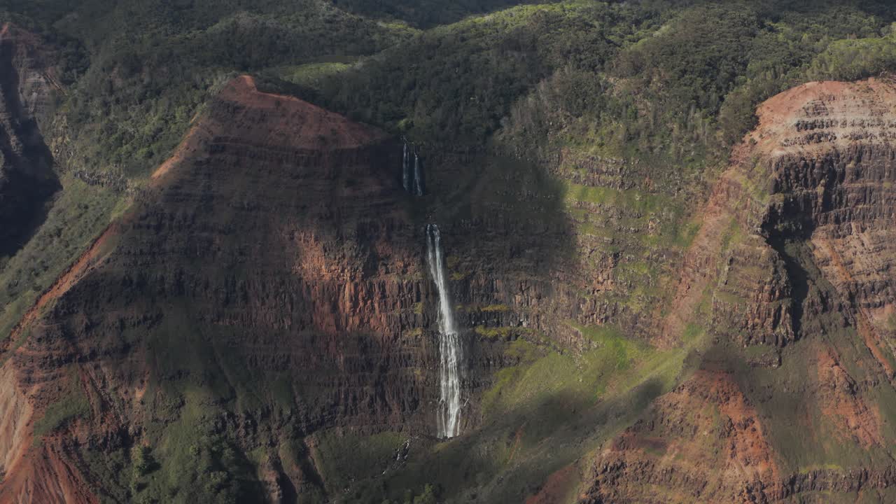 vista aérea de la cascada y el arco iris en el cañón waimea en kauai hawaii