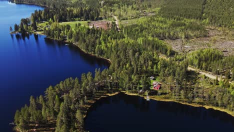 vista panorámica del lago busjon en dalarna, suecia - toma aérea de drones