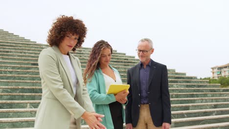 reunión de negocios al aire libre