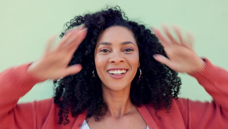 Afro-Frau-Mit-Händen-In-Ihrer-Lockigen-Haarpflege