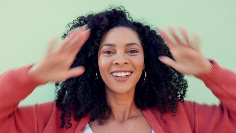 mujer afro con las manos en su cuidado del cabello rizado