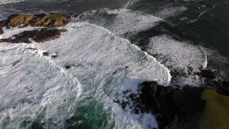 toma cinematográfica de drones inclinados hacia arriba de los acantilados blancos de ashleam, irlanda en el camino atlántico salvaje