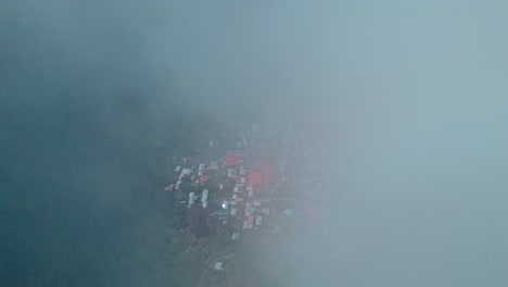 un drone aéreo disparado desde las nubes revela el pintoresco pueblo de tapay en el valle de colca